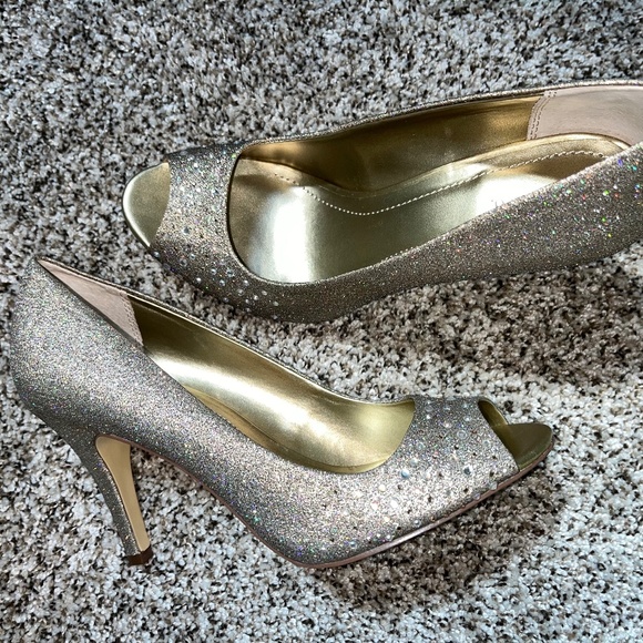 Peep-Toe Sparkly Gold Pumps (size 7) - Picture 2 of 10